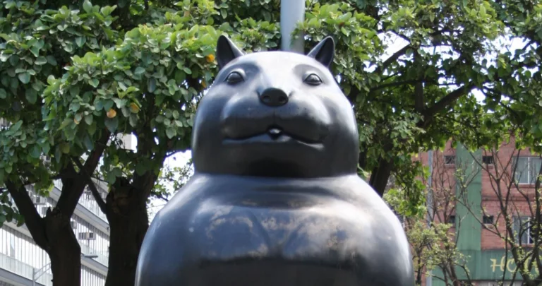 Escultura do gato de Fernando Botero em uma praça de Medellín, Colômbia