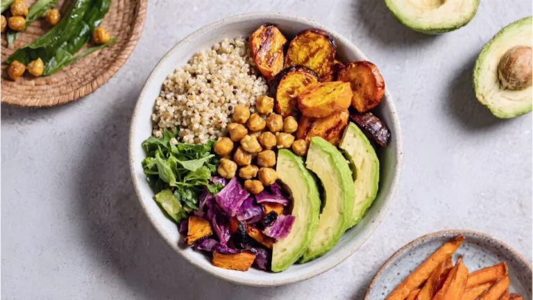 Bowl de quinoa, grão-de-bico, abacate e legumes assados visto de cima