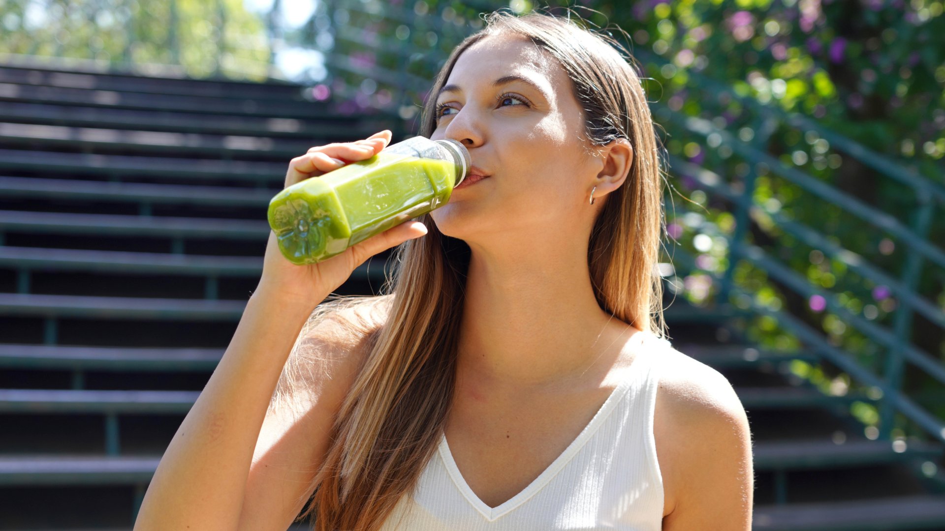 Consumidora bebendo suco verde funcional, exemplo da busca por alimentos e bebidas mais nutritivos