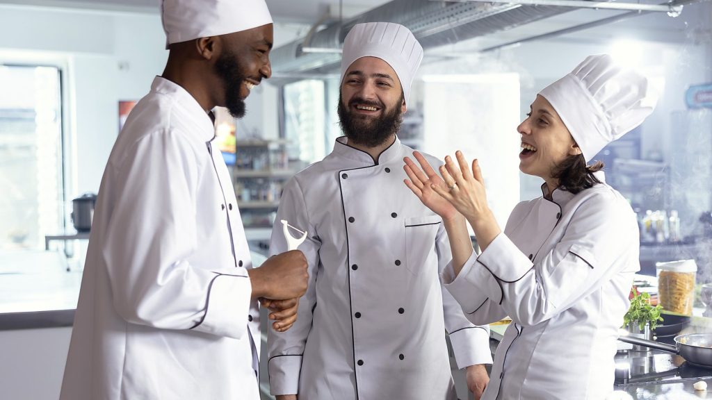 Equipo de chefs conversando en una cocina profesional, soluciones integradas para la operación de foodservice