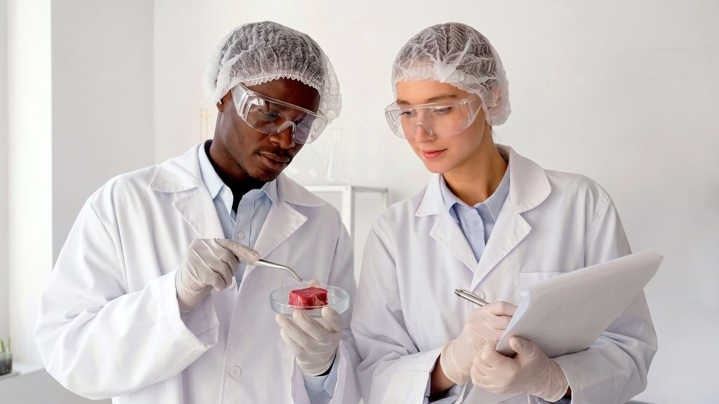 Científicos de alimentos analizando una muestra en laboratorio, etapa que conecta el insight de consumo con el desarrollo